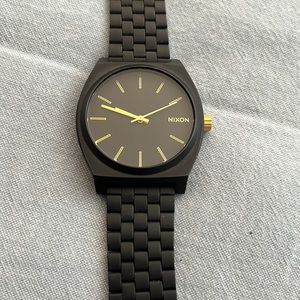 Nixon The Time Teller